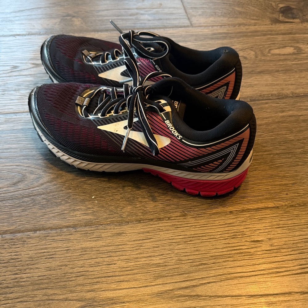 Brooks women’s Ghost 10 Black and Pink Athletic Shoes
